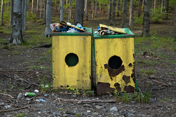 dwa pełne pojemniki na śmieci w lesie - śmietnik - obrazy, fototapety, plakaty