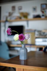 テーブルの上の花瓶に生けた生花