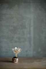 ドライフラワーを生けた小さな民芸の花瓶