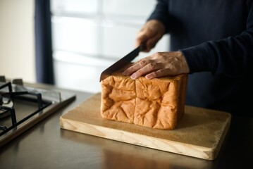 パン切り包丁で食パンを切っているところ