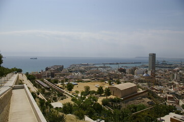 Ciudad de Alicante vista desde lo alto con el Mar Mediterráneo en el horizonte