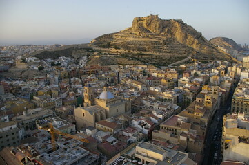 Vista general de la ciudad de Alicante desde lo alto con luz de atardecer