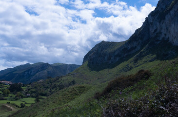 Naklejka premium Montañas de Oriñón