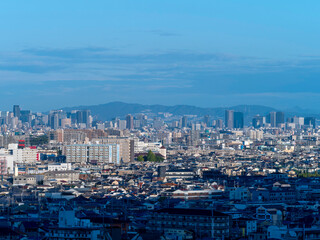 Fototapeta na wymiar 高台から眺める大阪の都市景観