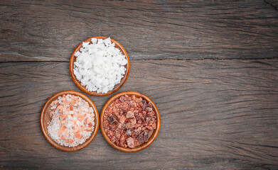 Several types of salt in wooden bowls