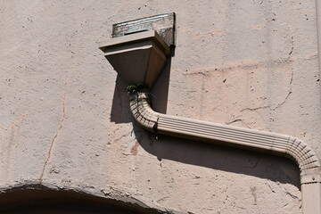 Flat-top roof drainage, down-pipe.