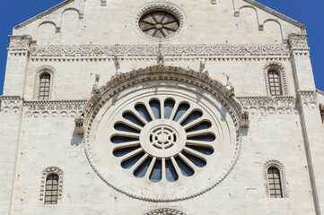 素敵な模様をした窓がはまっている教会