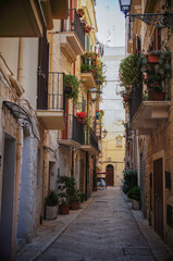 イタリアの街中にある薄暗くて狭い路地