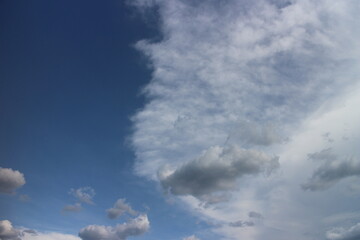 Obraz premium Blue sky with white clouds. Blue background. The summer sky is colorful clearing day and beautiful nature in the morning. for backdrop decorative and wallpaper design. The perfect sky background.