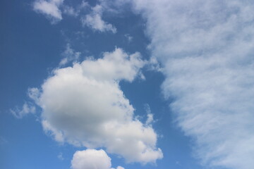 Obraz premium Blue sky with white clouds. Blue background. The summer sky is colorful clearing day and beautiful nature in the morning. for backdrop decorative and wallpaper design. The perfect sky background.