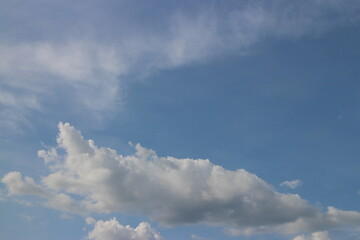 Obraz premium blue sky background with tiny clouds