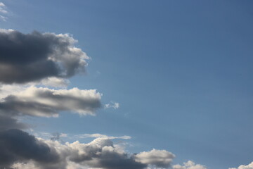 Obraz premium blue sky background with tiny clouds