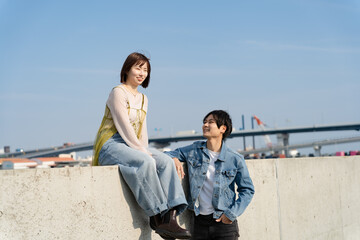 公園で談笑する男女