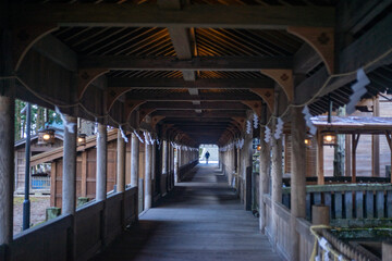 諏訪大社上社本宮の長い回廊