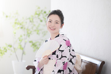 浴衣を着たまとめ髪のかわいい日本人女性　カメラ目線