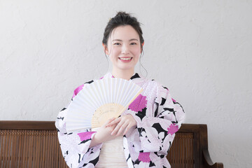 浴衣を着たまとめ髪のかわいい女性　カメラ目線
