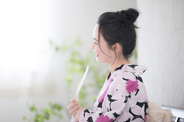 浴衣を着たまとめ髪のかわいい日本人女性　使いやすい白背景(白バック）