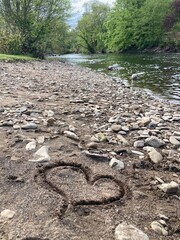 Symbolisch ein Herz am Ufer des Flusses Wupper  gemalt im Frühling in der Natur