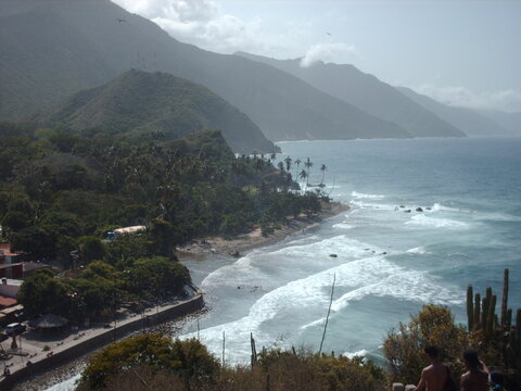 vista a&eacute;rea de playa y monta&ntilde;as con neblina difusa. Pueblo de Choron&iacute; en la costa de Aragua en Venezuela.