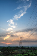 初夏の日の出と朝焼けに染まる雲
