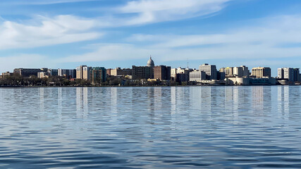 Naklejka premium Lake Monona Skyline with Capitol Building in Madison Wisconsin