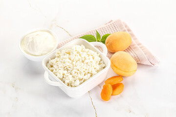 Cottage cheese with apricot and cream