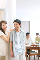 リビングで話す２世代家族