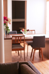 ソファーとダイニングテーブルのある部屋