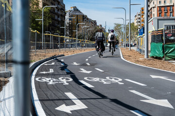 Neu gebauter, zweispuriger Radweg in Barcelona, Spanien