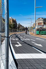 Neu gebauter, zweispuriger Radweg in Barcelona, Spanien