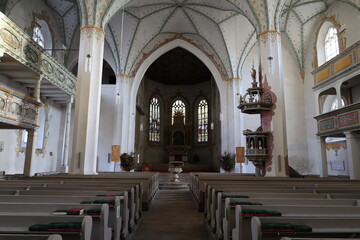 Blick in eine Historische Kirche im Zentrum von Dippoldiswalde in der Sächsischen Schweiz - obrazy, fototapety, plakaty
