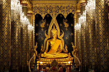 Phra Phuttha Chinnarat is the Buddha image in the ordination hall. This thing is old and beautiful....