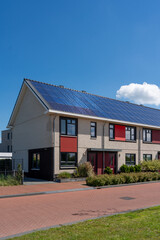 Dach aus Solarpanelen auf Eckhaus einer Neubausiedlung in Lelystad (Flevoland), Niederlande zur...