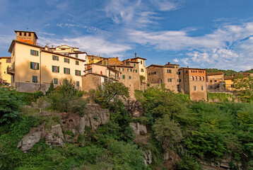Fototapeta na wymiar Blick auf die Altstadt von Loro Ciuffenna in der Toskana in Italien
