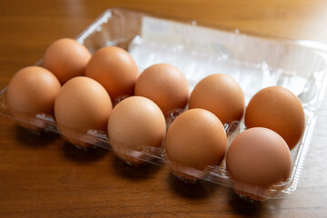 プラスチック製のパックに入った茶色い卵