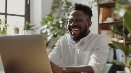 Obraz premium Successful businessman celebrating his success while sitting at his desk in office