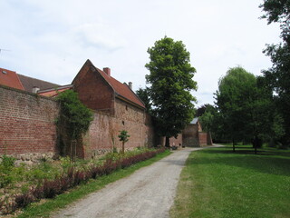 Mittelalterliche Stadtmauer in der historischen Stadt Salzwedel in der Altmark in Sachsen-Anhalt