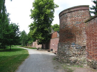 Mittelalterliche Stadtmauer in der historischen Stadt Salzwedel in der Altmark in Sachsen-Anhalt
