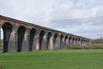 Obraz premium the arches of the harringworth viaduct (or welland viaduct) one of the longest railway viaducts across a valley in the uk