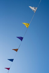 Banderines de fiesta de colores sobre cielo azul