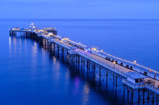Fototapeta Llandudno pier in Wales, photographed at dusk