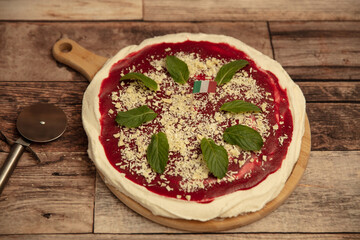Eiscreme-Pizza mit Vanilleeis, Erdbeersauce und weißer Schokolade und Minzblättern