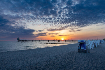 Zum Sonnenaufgang am Strand von Zingst an der Ostsee.