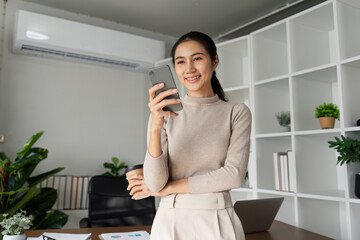 Business woman having phone conversation with client in office. young woman using smart phone. Woman Hands Using Mobile Phone in the Office - obrazy, fototapety, plakaty