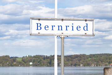 Schild an der Anlegestelle der Schifffahrt auf dem Starnberger See in Bernried - obrazy, fototapety, plakaty