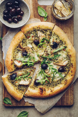 pizza blanche artichaut pesto fromage basilic, olives et roquette pâte moelleuse	
