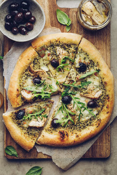 pizza blanche artichaut pesto fromage basilic, olives et roquette p&acirc;te moelleuse	