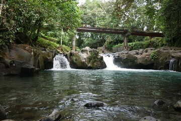 Brücke an einem Wasserfall bei La Fortuna in Costa Rica