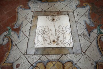 Maiori - Botola nel pavimento del transetto della Chiesa di San Domenico