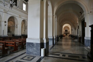 Maiori - Scorcio della navata destra del Santuario di Santa Maria a Mare